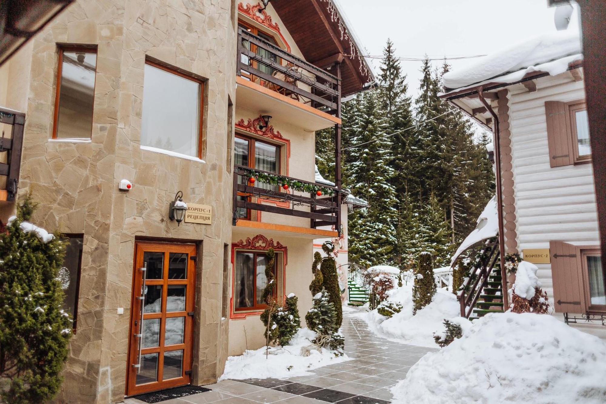 בוקובל Hotel Vedmezhyi Dvir מראה חיצוני תמונה